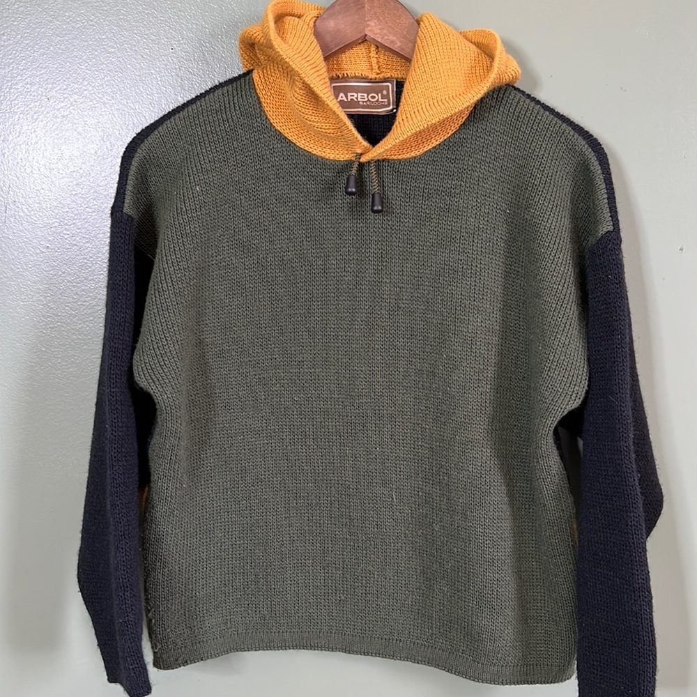 Arbol Bariloche vintage pullover hooded sweater with draw strings.
